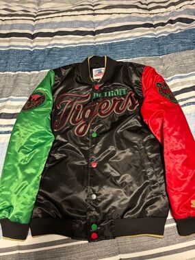 STARTER Detroit Tigers Quilted Satin Jacket with Gold & Red Patches